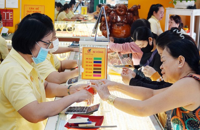 Giá vàng hôm nay 11.12.2023: Vàng miếng SJC cao hơn thế giới gần 15 triệu đồng/lượng - Ảnh 1. Giá vàng hôm nay 11.12.2023: Vàng miếng SJC cao hơn thế giới gần 15 triệu đồng/lượng - Ảnh 1.