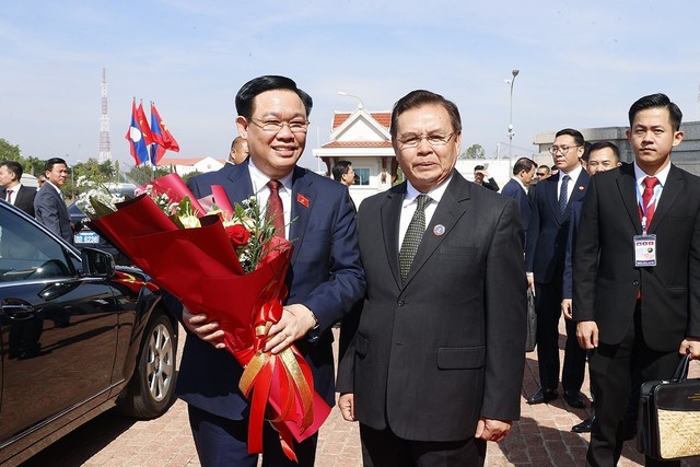 Chủ tịch Quốc hội Vương Đình Huệ hội đàm với Chủ tịch Quốc hội Lào - Ảnh 1.