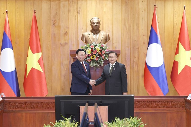 Chủ tịch Quốc hội Vương Đình Huệ hội đàm với Chủ tịch Quốc hội Lào - Ảnh 2.