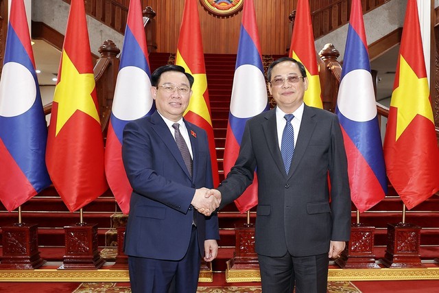 Chủ tịch Quốc hội Vương Đình Huệ hội kiến Thủ tướng Lào Sonexay Siphandone - Ảnh 1.