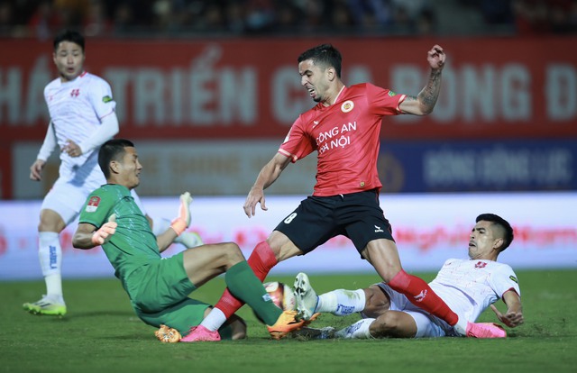 Quang Hải ghi bàn nhưng CLB CAHN vẫn thất bại trên sân Lạch Tray - Ảnh 1.