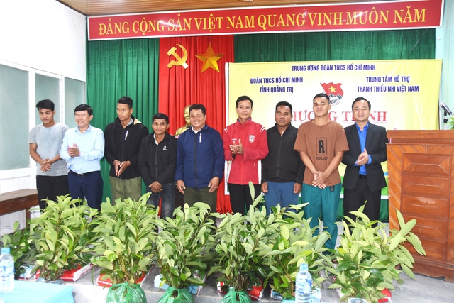 1,5 tỉ đồng mua bò giống, gà giống, cây con...tặng thanh niên miền núi Quảng Trị - Ảnh 1. 1,5 tỉ đồng mua bò giống, gà giống, cây con...tặng thanh niên miền núi Quảng Trị - Ảnh 1.
