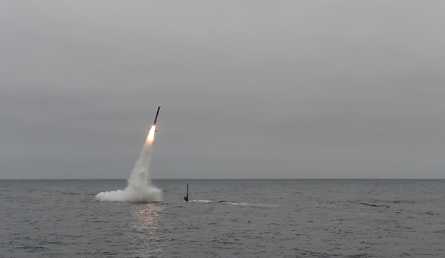 Mỹ sắp triển khai tên lửa Tomahawk chống hạm cho tàu ngầm - Ảnh 1.