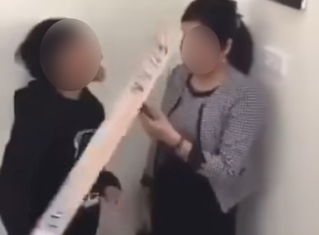 Nữ giáo viên xin nghỉ ốm sau khi bị học sinh vào tường rồi văng tục - Ảnh 1.