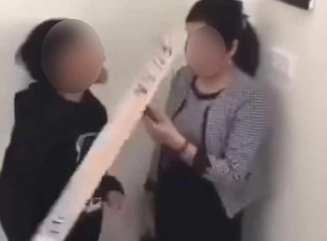 Nữ giáo viên xin nghỉ ốm sau khi bị học sinh vào tường rồi văng tục - Ảnh 1. Nữ giáo viên xin nghỉ ốm sau khi bị học sinh vào tường rồi văng tục - Ảnh 1.
