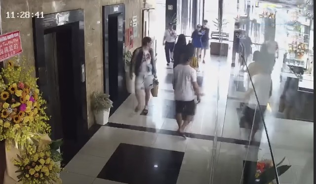 Trường đại học gỡ bài đăng về hoa khôi hành hung - Ảnh 2. Trường đại học gỡ bài đăng về hoa khôi hành hung - Ảnh 2.