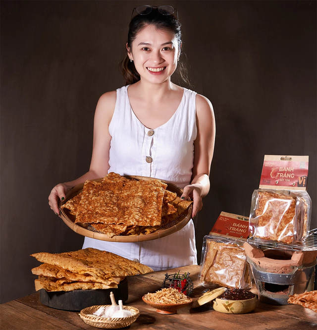Cô gái khởi nghiệp với bánh tráng nướng, tiêu thụ hơn 300 tấn/năm - Ảnh 1.