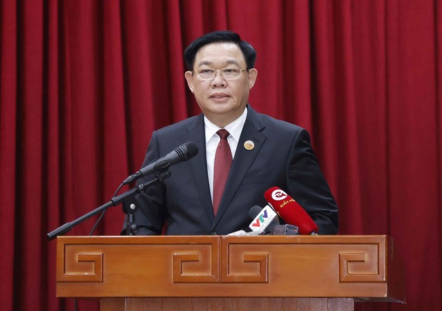 Chủ tịch Quốc hội Vương Đình Huệ gặp cộng đồng doanh nghiệp Việt Nam tại Lào - Ảnh 2.