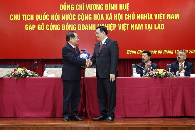 Chủ tịch Quốc hội Vương Đình Huệ gặp cộng đồng doanh nghiệp Việt Nam tại Lào - Ảnh 3.