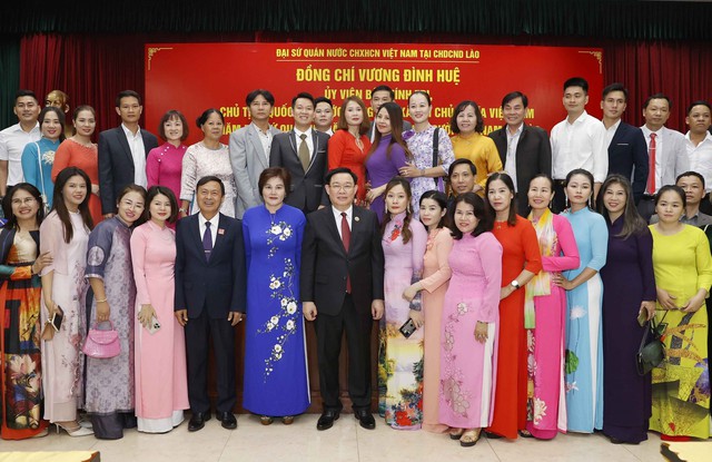 Chủ tịch Quốc hội thăm Đại sứ quán và gặp gỡ cộng đồng người Việt tại Lào - Ảnh 1.