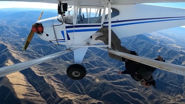 6 tháng tù cho YouTuber Mỹ dàn cảnh rơi máy bay câu view ở Nam California - Ảnh 1.
