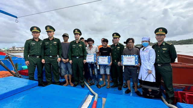 Quảng Ngãi: 11 ngư dân bị chìm tàu ở Hoàng Sa trở về đất liền an toàn - Ảnh 3.