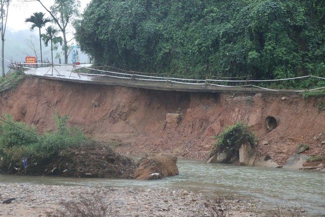 Quảng Ngãi công bố tình huống khẩn cấp sạt lở núi, bờ sông do mưa, lũ - Ảnh 2.