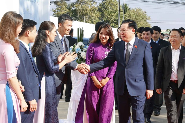 Chủ tịch Quốc hội thăm, làm việc tại Bệnh viện quốc tế La Vie tại Lào - Ảnh 1.