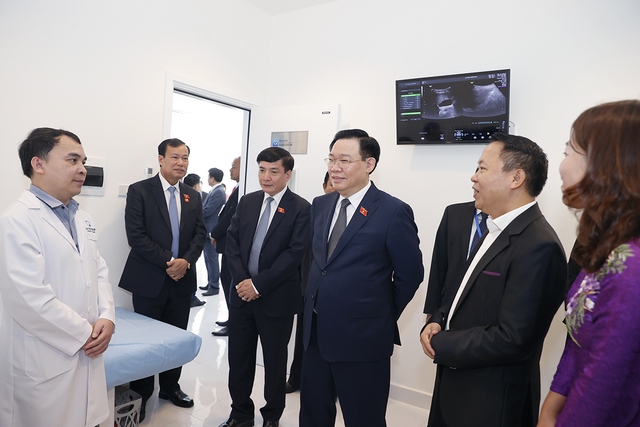 Chủ tịch Quốc hội thăm, làm việc tại Bệnh viện quốc tế La Vie tại Lào - Ảnh 2.