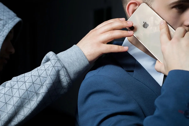 Trộm điện thoại rồi trả lại vì không phải iPhone - Ảnh 1. Trộm điện thoại rồi trả lại vì không phải iPhone - Ảnh 1.