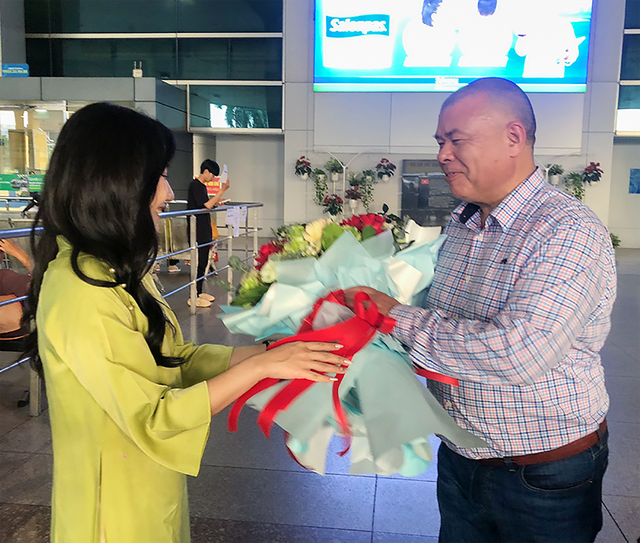 Giáo sư Hiệp sĩ Jonathan Van Tam đến Việt Nam vào sáng 5_12. Ảnh chụp tại sân bay Tân Sơn Nhất