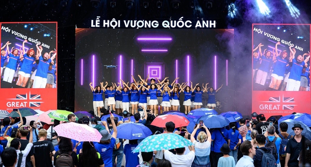 Sinh viên Greenwich Việt Nam nhảy flashmob trong Lễ hội Vương quốc Anh tại TP.HCM