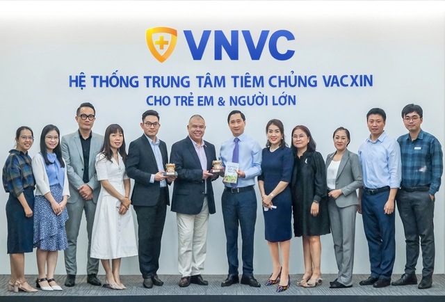 Giáo sư Jonathan Van Tam thăm Hệ thống Trung tâm Tiêm chủng VNVC
