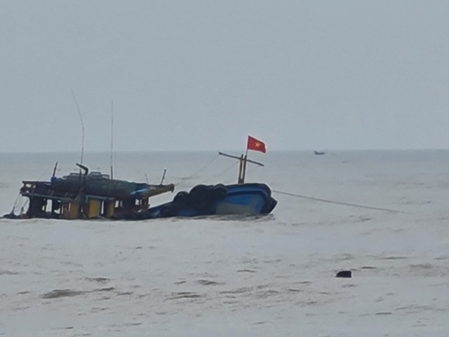 Quảng Bình: Hai tàu cá mắc cạn, một tàu bị sóng đánh chìm - Ảnh 2.