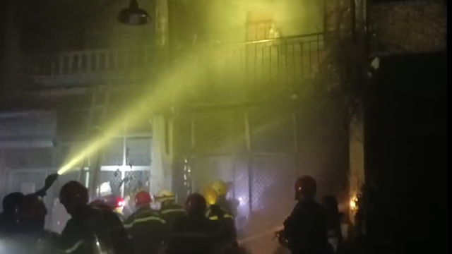 Cháy nhà trong hẻm 2 người tử vong: Xông vào đám cháy cứu người - Ảnh 1.