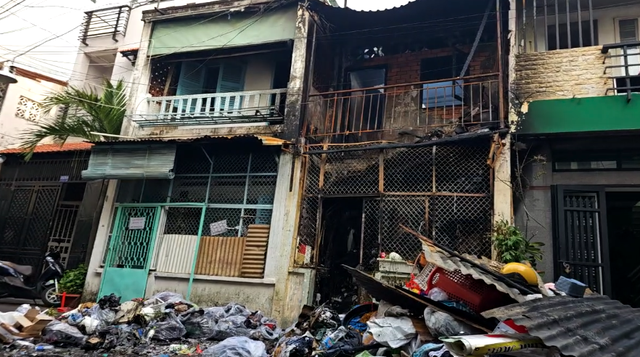 Q.Tân Bình thăm hỏi, động viên gia đình bị cháy nhà, 2 người tử vong ở P.1 - Ảnh 1.
