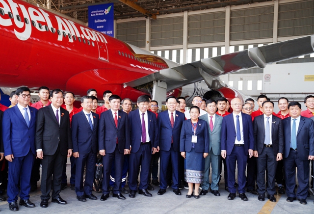 Chủ tịch Quốc hội Việt Nam Vương Đình Huệ và Phó Chủ tịch Quốc hội Lào - bà Sounthone Xayachak thăm Hangar bảo dưỡng tàu bay Vietjet tại sân bay Wattay, Viêng Chăn