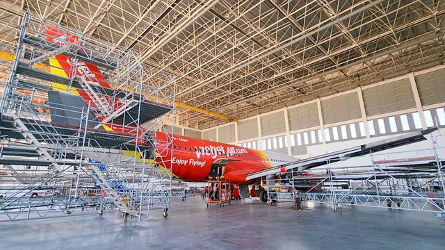 Chủ tịch Quốc hội thăm Trung tâm Kỹ thuật tàu bay hợp tác Vietjet và Lao Airlines - Ảnh 3.