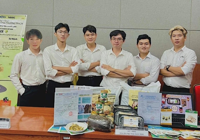 Nhóm sinh viên trồng nấm bào ngư bằng bã thảo dược - Ảnh 1. Nhóm sinh viên trồng nấm bào ngư bằng bã thảo dược - Ảnh 1.