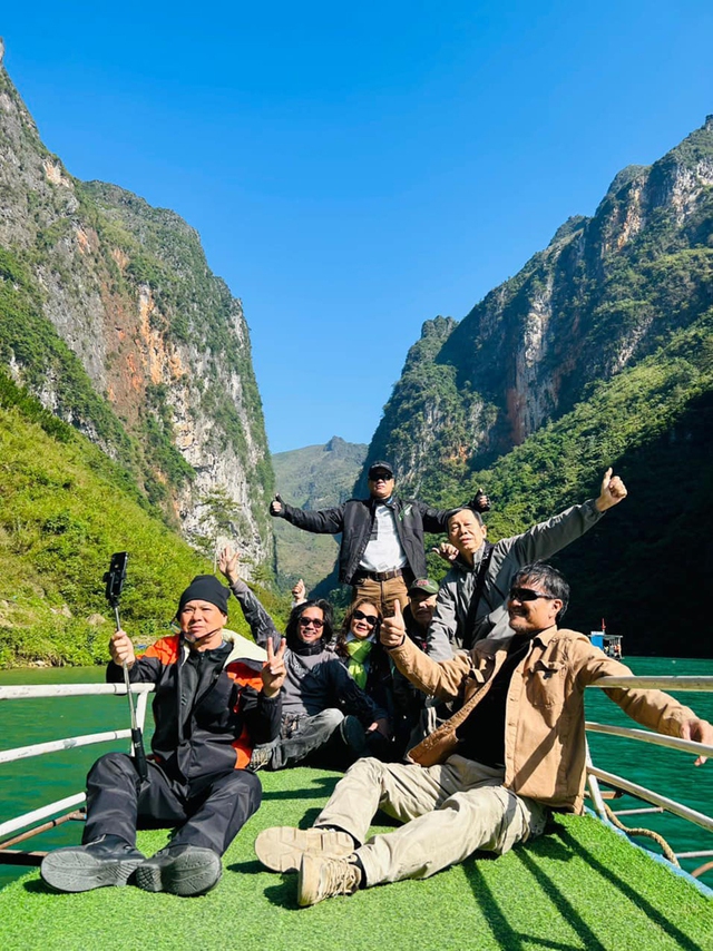 Nhóm phượt thủ 'già gân' chạy xe vòng quanh đất nước - Ảnh 2. Nhóm phượt thủ 'già gân' chạy xe vòng quanh đất nước - Ảnh 2.