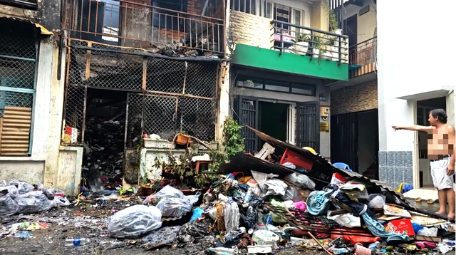 Cháy nhà trong hẻm 2 người tử vong: Xông vào đám cháy cứu người - Ảnh 2. Cháy nhà trong hẻm 2 người tử vong: Xông vào đám cháy cứu người - Ảnh 2.