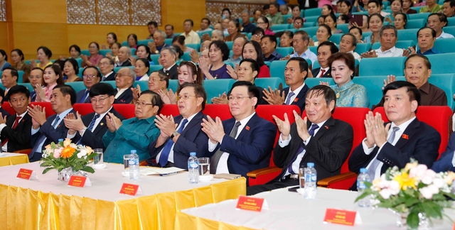 Chủ tịch Quốc hội: 'Quan hệ Việt - Lào là tình nghĩa ruột thịt thân thiết' - Ảnh 1.