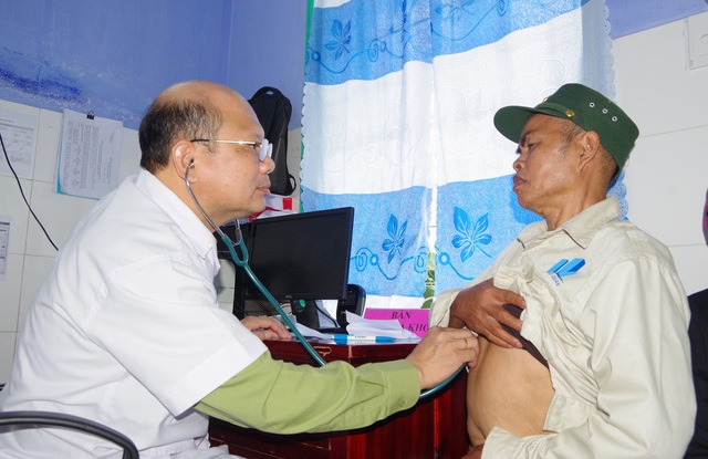 Bác sĩ Bệnh viện Quân y 268 chăm lo sức khỏe cho người dân biên giới   - Ảnh 1.