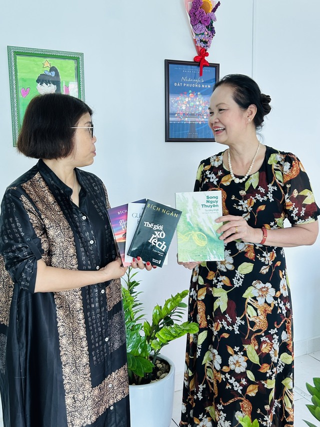 Nhà văn Tạ Lăng Khiết và Chủ tịch Hội Nhà văn TP.HCM Bích Ngân tặng sách cho nhau