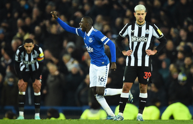 Everton 'nhấn chìm' Newcastle, Tottenham thua sốc trên sân nhà - Ảnh 1.