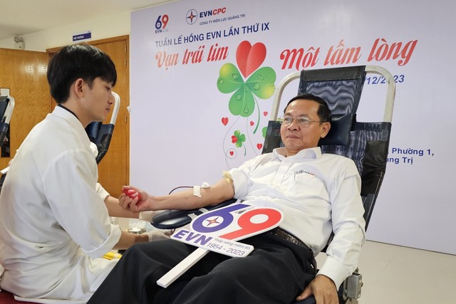 Dàn lãnh đạo PC Quảng Trị hiến máu cùng đồng nghiệp trẻ trong 'Tuần lễ hồng EVN' - Ảnh 1.