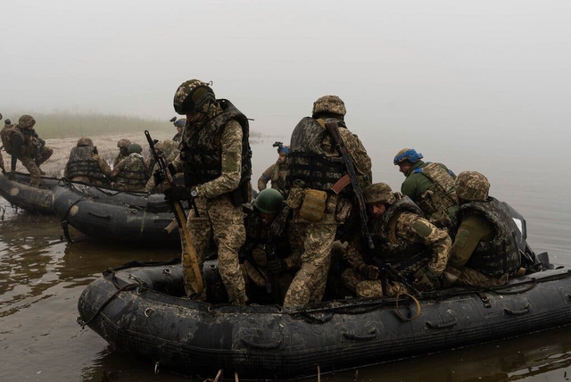 Được điều đi bảo vệ sông nhưng lính thủy đánh bộ Ukraine lại không biết bơi? - Ảnh 1.