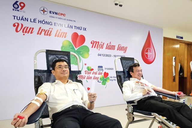 Dàn lãnh đạo PC Quảng Trị hiến máu cùng đồng nghiệp trẻ trong 'Tuần lễ hồng EVN' - Ảnh 2.