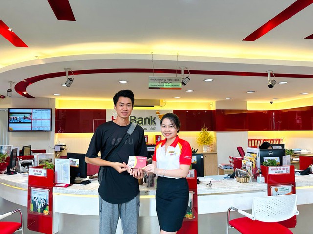 Khách hàng Trần Đức Luân ở Biên Hòa là một trong những chủ nhân đầu tiên trúng vé bay khứ hồi 0 đồng của chương trình "Vòng quay may mắn" Khách hàng Trần Đức Luân ở Biên Hòa là một trong những chủ nhân đầu tiên trúng vé bay khứ hồi 0 đồng của chương trình "Vòng quay may mắn"