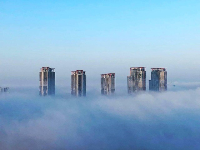 Sương mù dày đặc xuất hiện ở Hà Nội có bất thường? - Ảnh 2.