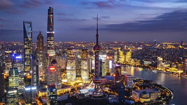 Thành phố Thượng Hải rực rỡ ánh đèn bên bờ sông Hoàng Phố