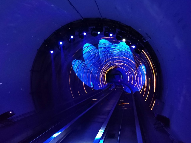 Bund Sightseeing Tunnel với màn trình diễn ánh sáng lạ mắt mang lại ấn tượng thị giác đặc biệt