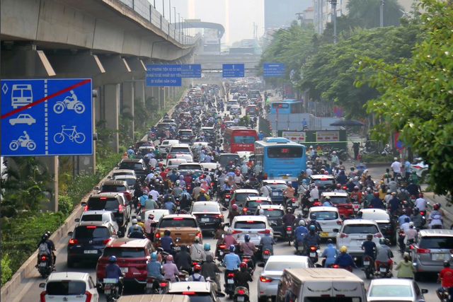 Cuối năm, Hà Nội có 100 'lô cốt' trên đường nên giao thông ngày càng ùn tắc - Ảnh 1.