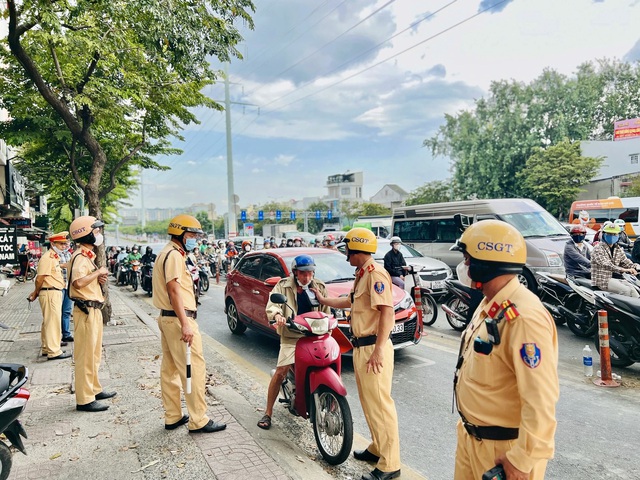 Phó giám đốc Công an TP.HCM: 'Kiểm tra nồng độ cồn không dùng chung đầu thổi' - Ảnh 2.