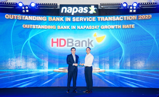 Anh Đỗ Vân Vũ - Phó Giám đốc Trung tâm thẻ đại diện ngân hàng nhận giải thưởng tại Hội nghị