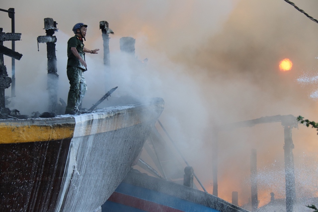 Công an Phan Thiết xác nhận nguyên nhân ban đầu vụ cháy 11 tàu cá chiều nay - Ảnh 1.