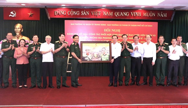 Ban Thường vụ Quân ủy Trung ương làm việc với TP.HCM về công tác quốc phòng - Ảnh 3.