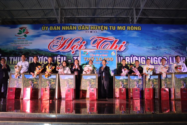 Khách du lịch thứ 10.000 được huyện miền núi tại Kon Tum tặng sâm Ngọc Linh - Ảnh 1.