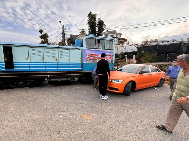 Xe của ca sĩ Cao Thái Sơn gặp tai nạn với tàu hỏa ở Đà Lạt - Ảnh 1. Xe của ca sĩ Cao Thái Sơn gặp tai nạn với tàu hỏa ở Đà Lạt - Ảnh 1.