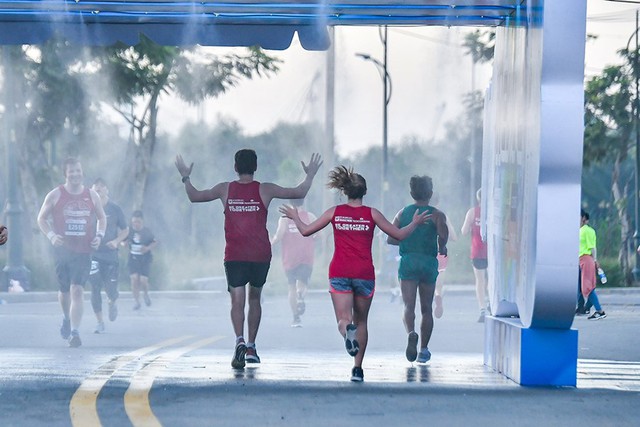 Các vận động viên thích thú với trạm phun sương Techcombank trên đường chạy